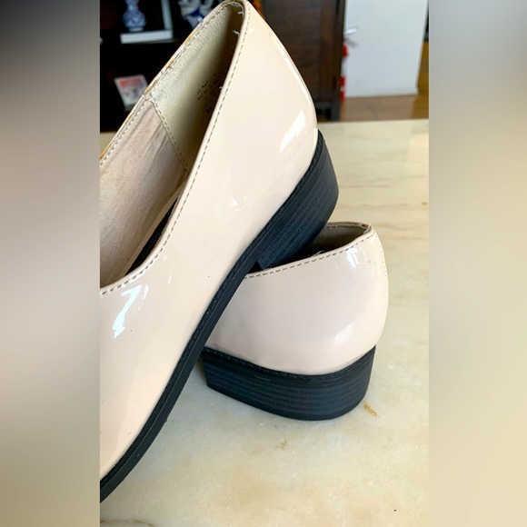 Beige loafers. - Picture 4 of 6